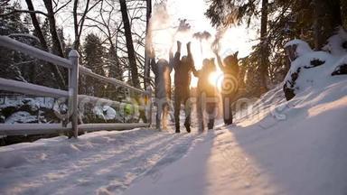一群快乐的朋友在冬天的森林里跳跃